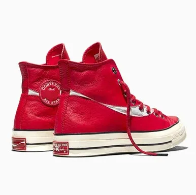 Converse x Coca-Cola Chuck 70 Leather in Racing Red, Seiten- und Rückansicht mit weißem Ribbon, rundem All-Star-Patch, Egret-Zwischensohle und Co-Branding am Fersenlabel.