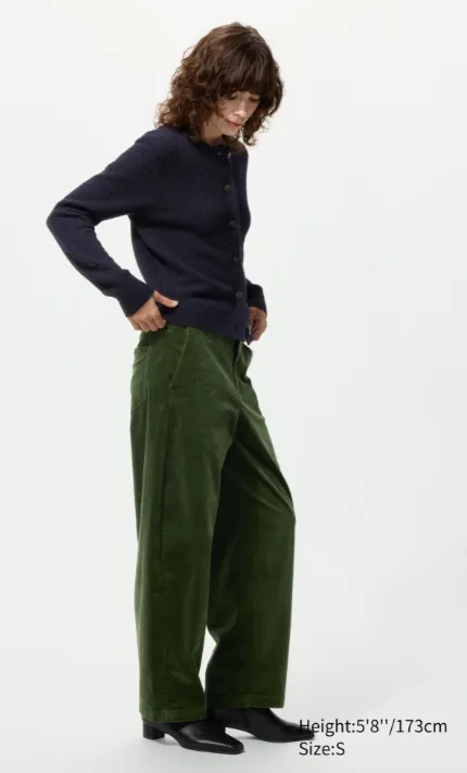 Cordhose Damen Herbstrend: grüne Wide-Leg-Cordhose mit navyblauer Strickjacke und schwarzen Stiefeletten – moderner Retro-Look
