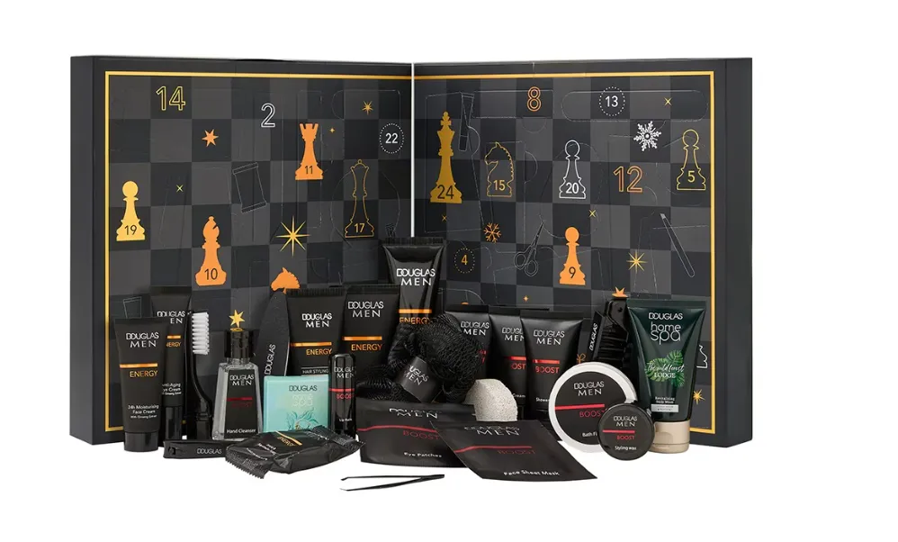 Adventskalender für Männer 2025 – geöffneter Douglas Men Pflege Adventskalender mit 24 Türchen und arrangierten Grooming-Produkten vor schwarzer Box im Schachbrett-Design