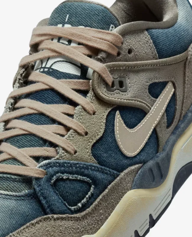 Detailaufnahme Nike x Levi’s x Nigo – Denim-Air Force 3 mit stone-washed Indigo, beigen Wildleder-Overlays, Swoosh und gealterter Midsole