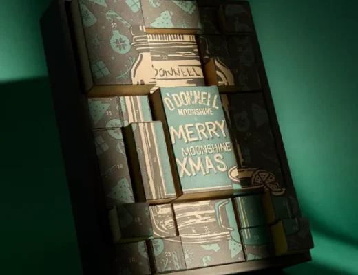 Adventskalender für Männer 2025 – O’Donnell Moonshine Shot Adventskalender in dunkelgrüner Box mit „Merry Moonshine Xmas“-Aufdruck im Licht-Schatten-Look