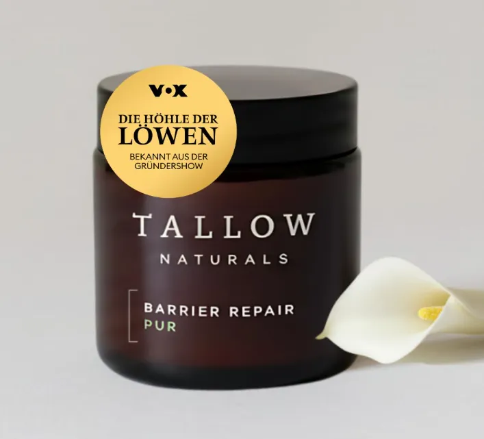 Tallow Naturals „Barrier Repair Pur“ – dunkler Glastiegel mit schwarzem Deckel und DHDL-Hinweis, minimalistische Produktaufnahme mit Calla-Blüte