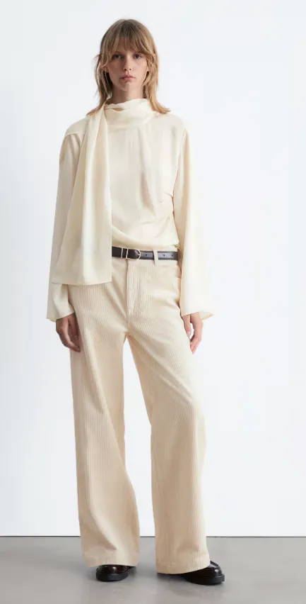 Cordhose Damen Herbstrend: weite Cordhose in Vanille mit cremefarbenem Satintop, Ton-in-Ton gestylt – minimalistischer Monochrom-Look