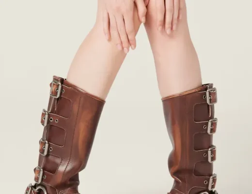 Kniehohe, braune Lederstiefel mit seitlichen Schnallen und Blockabsatz, gestylt zum kurzen Wollrock.