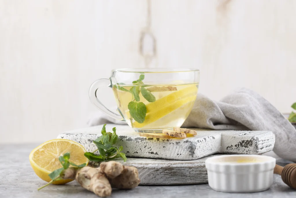 Ingwer-Zitronen-Tee mit frischer Minze in Glastasse – natürliche Alternative zu Lulutox Tee für Verdauung und Wohlbefinden.