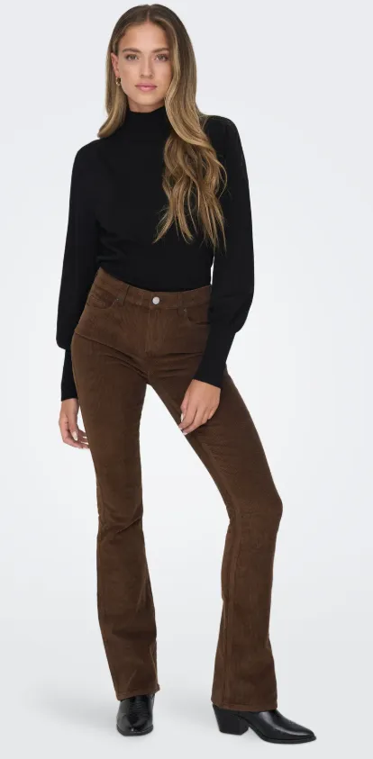 Cordhose Damen Herbstrend: dunkelbraune Flared-Cordhose kombiniert mit schwarzem Rollkragenpullover und Lederstiefeletten – eleganter Herbstlook