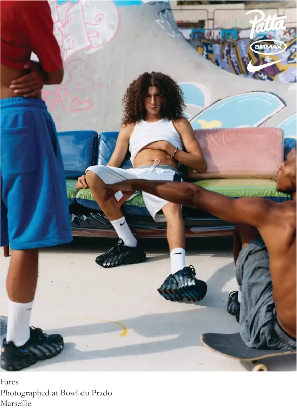 Fares trägt den Patta x Nike Air Max DN8 im Bowl du Prado Skatepark in Marseille, sitzend zwischen Skatern.