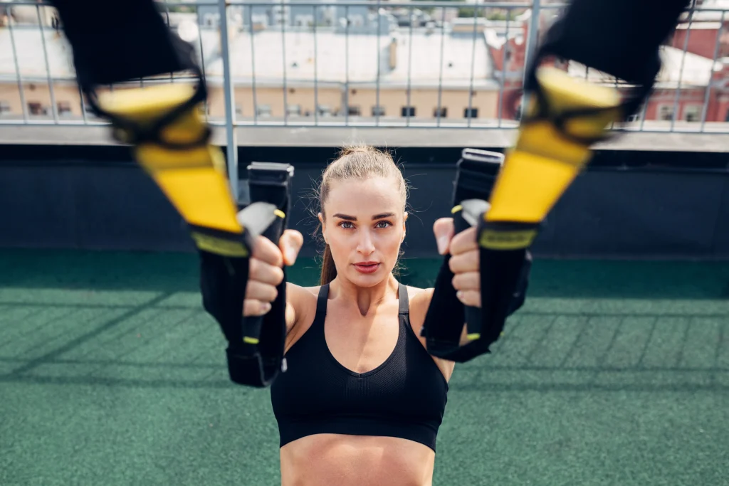 Hyrox Training mit TRX – Zugmuster und Schulterstabilität auf dem Rooftop