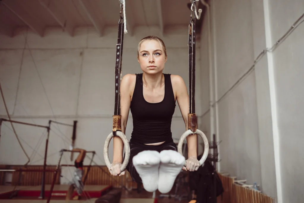 Hyrox Training an den Ringen – stabile Stützposition mit gestreckten Beinen