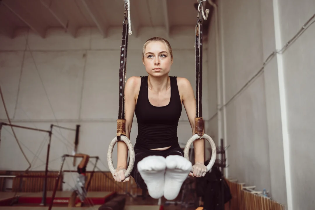 Hyrox Training an den Ringen – stabile Stützposition mit gestreckten Beinen