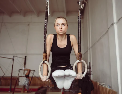 Hyrox Training an den Ringen – stabile Stützposition mit gestreckten Beinen