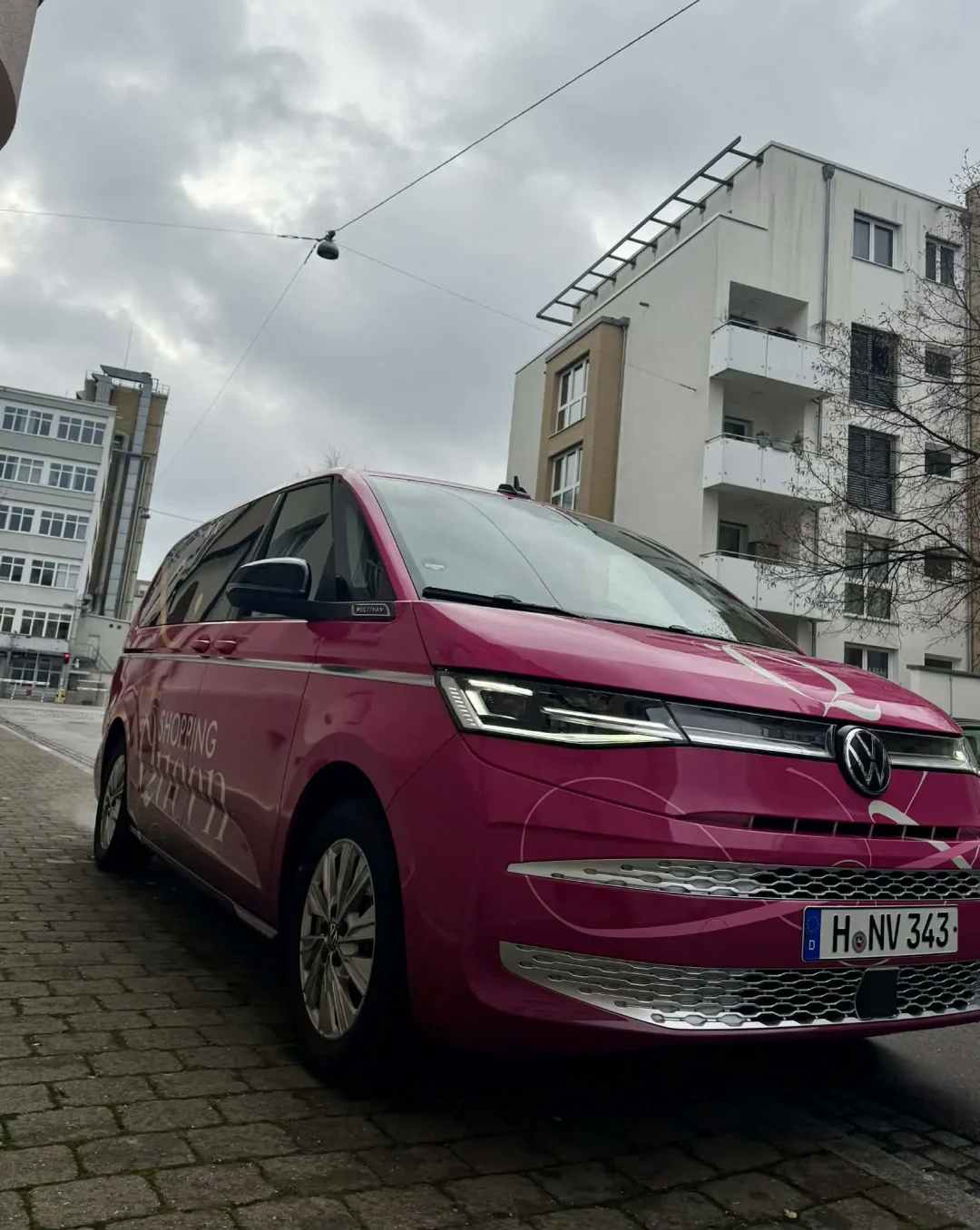 Shopping-Queen-Fahrzeug in pink, geparkt am Straßenrand in Ulm, im Rahmen der Dreharbeiten von Shopping Queen Ulm.