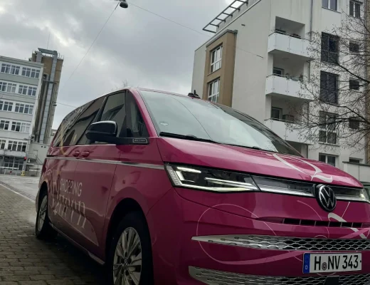 Shopping-Queen-Fahrzeug in pink, geparkt am Straßenrand in Ulm, im Rahmen der Dreharbeiten von Shopping Queen Ulm.