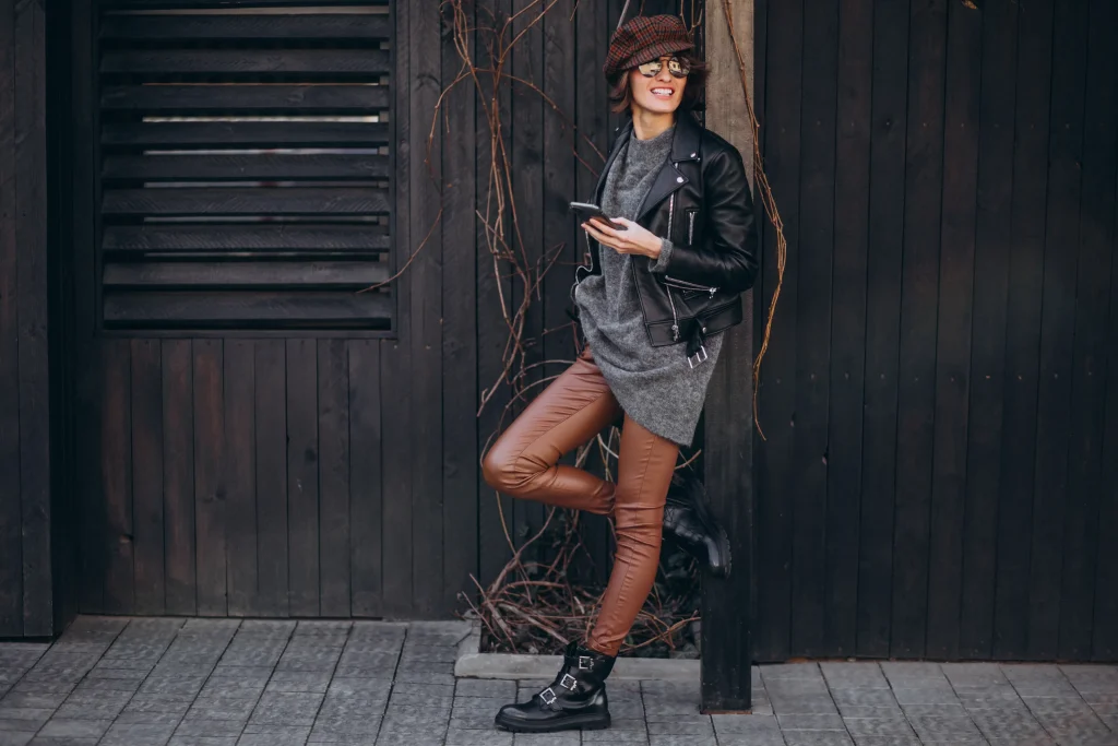 Stylishes Winteroutfit mit schwarzer Bikerjacke, brauner Lederhose und schwarzen Chelsea Boots im urbanen Streetstyle.