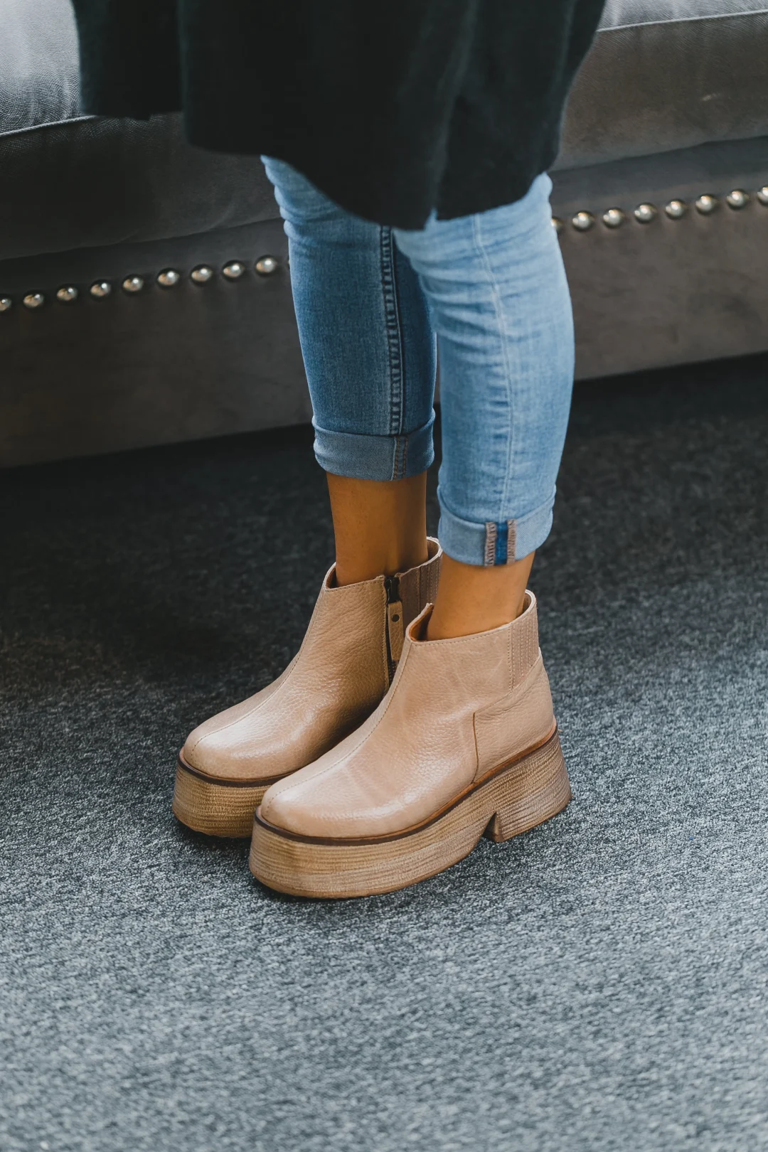 Beiger Chelsea Boot mit breiter Plateausohle, kombiniert mit hochgekrempelter Cropped Jeans im Alltag.