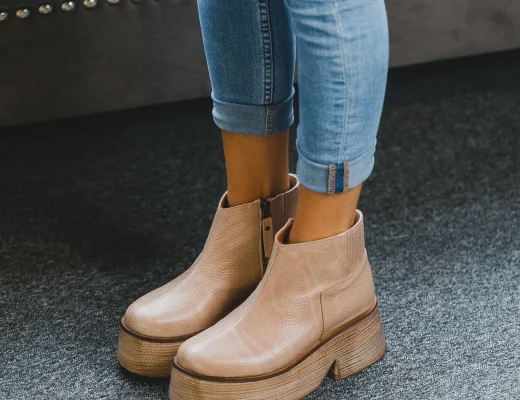 Beiger Chelsea Boot mit breiter Plateausohle, kombiniert mit hochgekrempelter Cropped Jeans im Alltag.