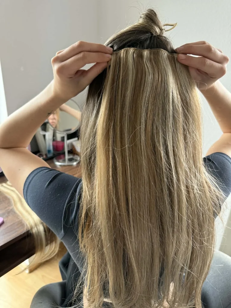 Detailaufnahme der Clips der nahtlosen Clip-In Extensions von Hickenbick Hair im Haar.