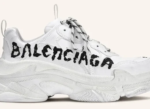 Balenciaga Triple S in Weiß mit markantem Graffiti-Logo und klobiger Chunky-Sohle