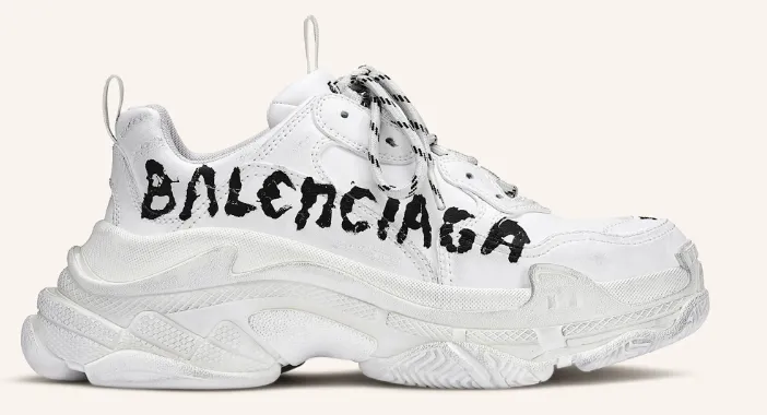 Balenciaga Triple S in Weiß mit markantem Graffiti-Logo und klobiger Chunky-Sohle