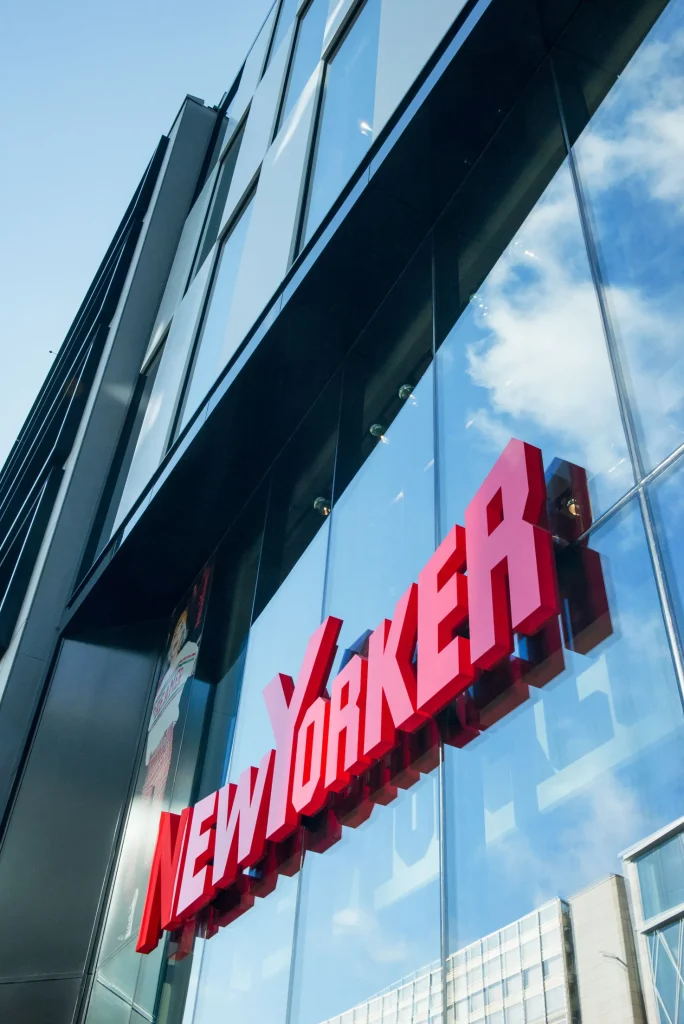 Außenansicht einer NEW YORKER Filiale im Kontext des Sportlabels Lucky Athletes NEW YORKER.