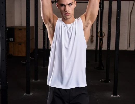 Männliches Model beim Klimmzugtraining in funktionaler Sportswear aus der Lucky-Athletes-Kollektion von NEW YORKER.