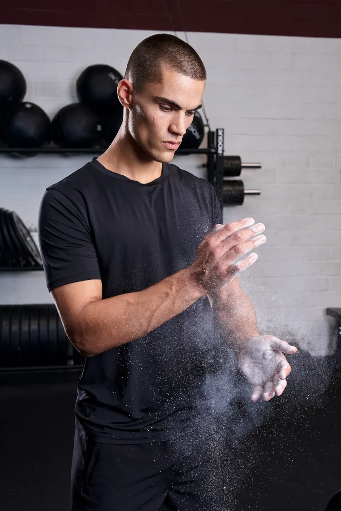 Männliches Model beim Krafttraining in Sportswear aus der Lucky Athletes NEW YORKER Kollektion.