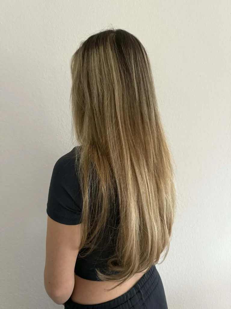 Rückansicht mit Clip-In Extensions von Hickenbick Hair und gleichmäßigem Volumen.
