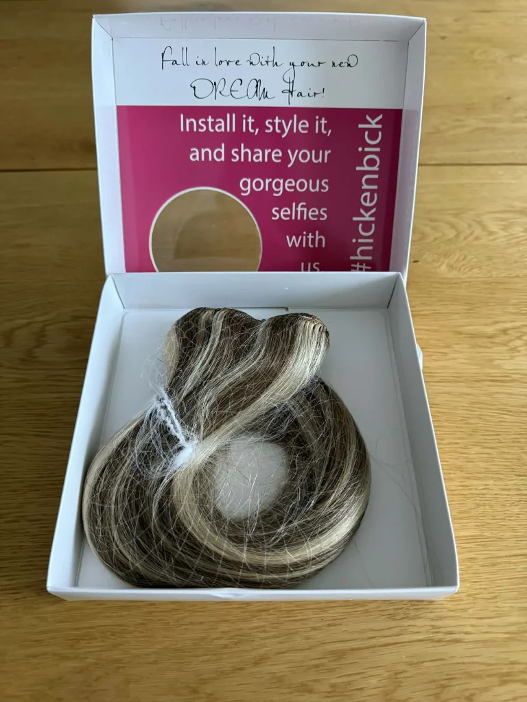Nahtlose Clip-In Extensions von Hickenbick Hair in der Box, ordentlich im Haarnetz verpackt