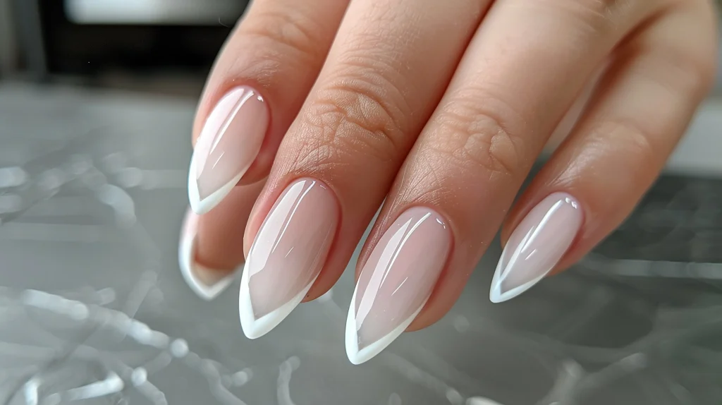 Elegante French Nails in Weiß auf mandelförmigen Nägeln, klassische French Maniküre mit natürlicher Basis