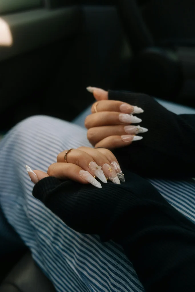 Elegante Weihnachtsnägel in Creme und Weiß mit feinen Goldakzenten