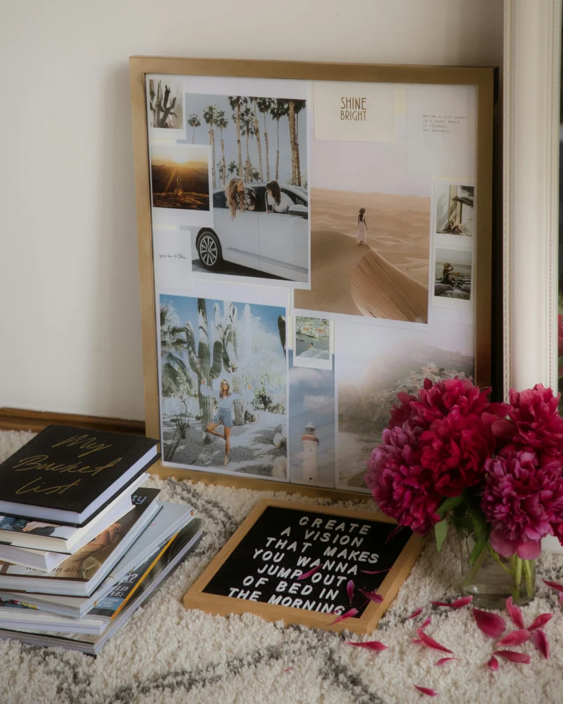Gerahmtes Vision Board mit Reisebildern, Zitaten und Lifestyle-Inspiration im Wohnraum