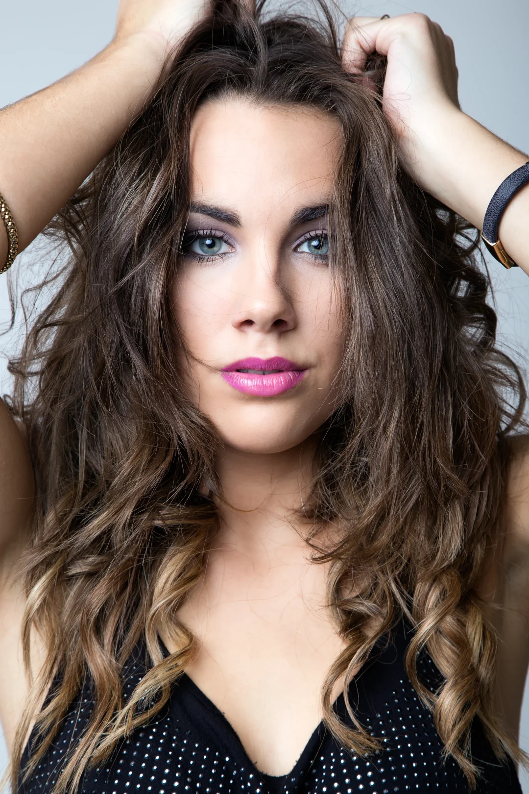 Butterfly Cut bei langen Haaren mit weichen Stufen und natürlichem Volumen