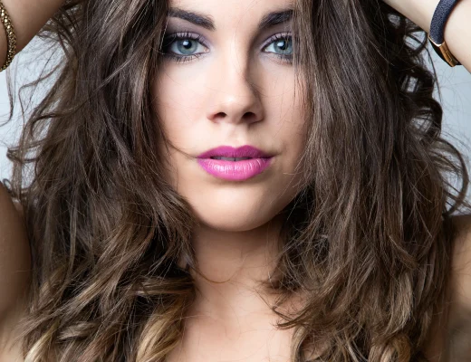 Butterfly Cut bei langen Haaren mit weichen Stufen und natürlichem Volumen