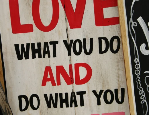 Vision Board Inspiration mit motivierendem Zitat „Love what you do and do what you love“