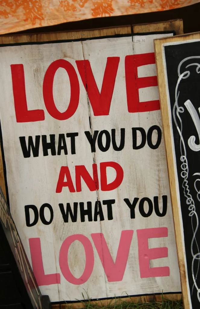 Vision Board Inspiration mit motivierendem Zitat „Love what you do and do what you love“