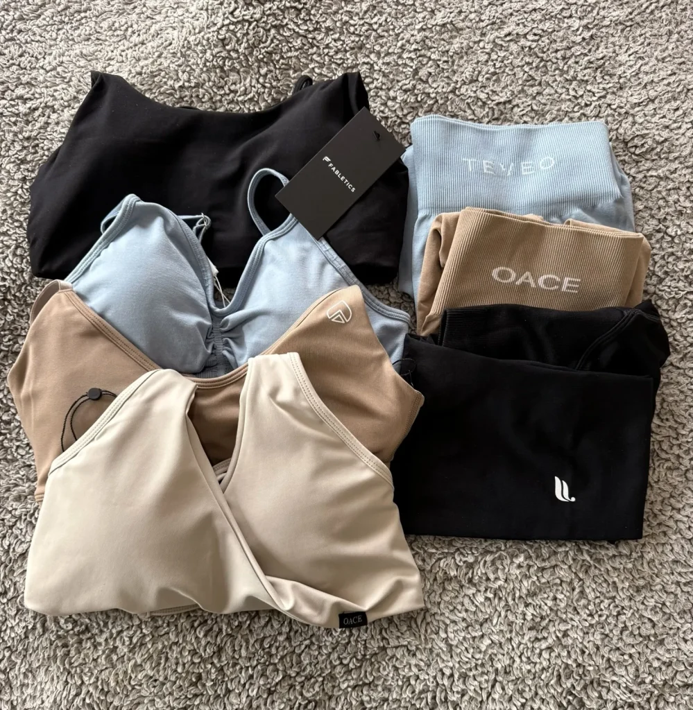 Sport-BHs und Leggings von Fabletics, Oace und Teveo für einen Alltagstest nebeneinandergelegt