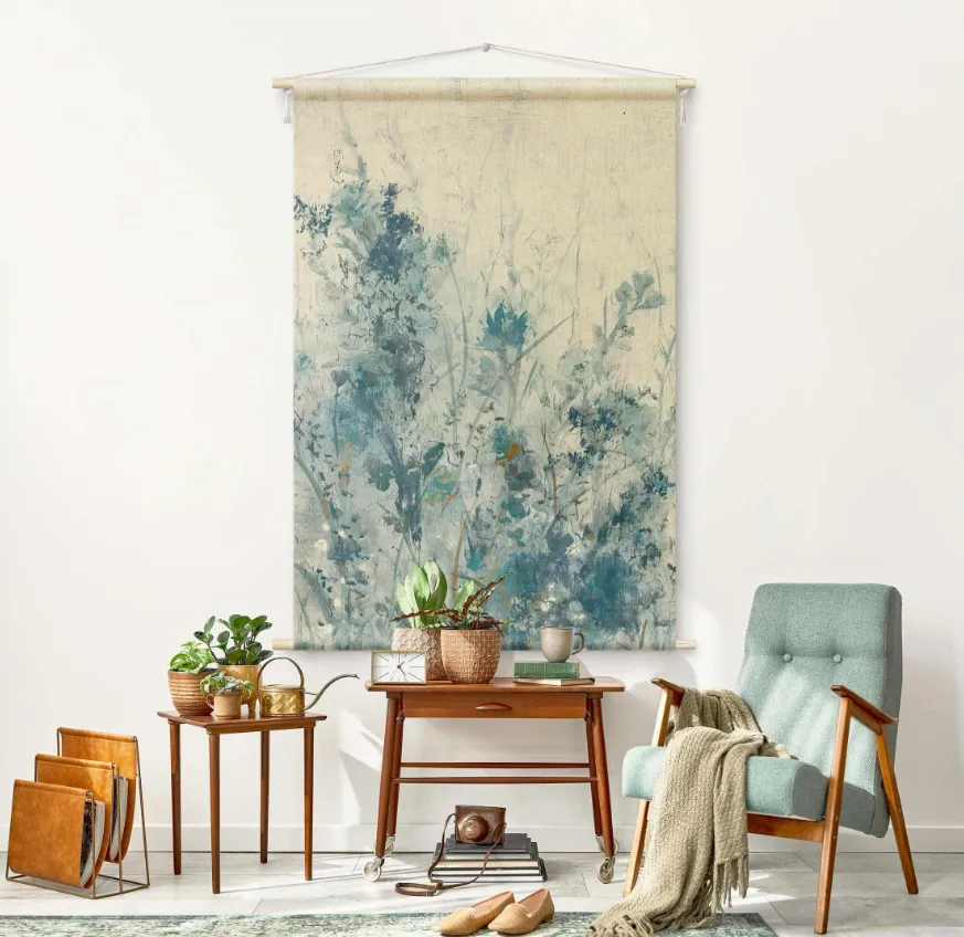 Moderner Wandteppich mit abstraktem Naturmotiv in Blau-Grün als textile Wandkunst im stilvollen Wohnbereich