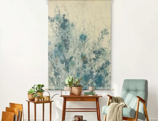 Moderner Wandteppich mit abstraktem Naturmotiv in Blau-Grün als textile Wandkunst im stilvollen Wohnbereich