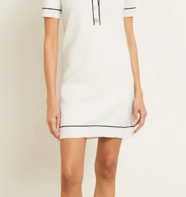 Weißes Strickkleid im Old Money Style mit Polokragen und Kontrastdetails