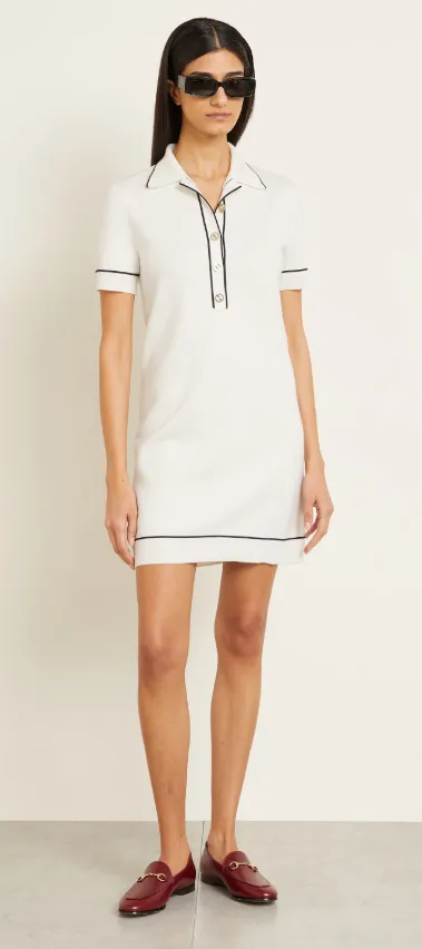 Weißes Strickkleid im Old Money Style mit Polokragen und Kontrastdetails