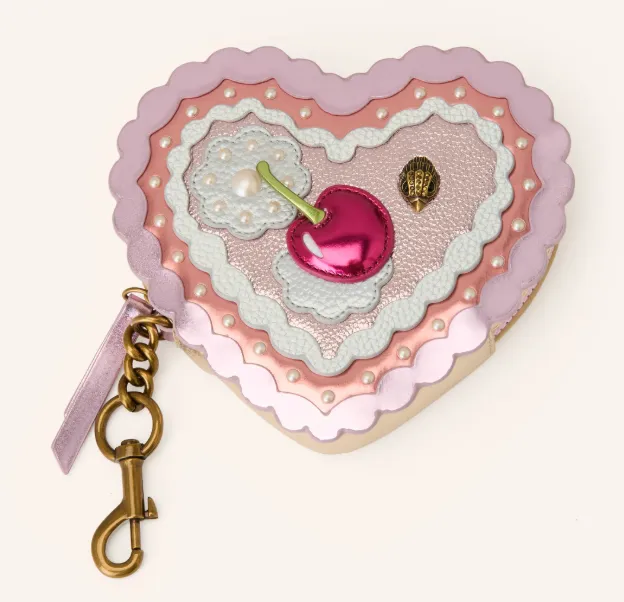 Bag Charm in Herzform in Rosa mit Kirschmotiv, Perlendetails und Karabinerhaken als Taschenanhänger