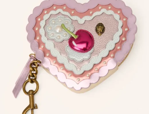 Bag Charm in Herzform in Rosa mit Kirschmotiv, Perlendetails und Karabinerhaken als Taschenanhänger