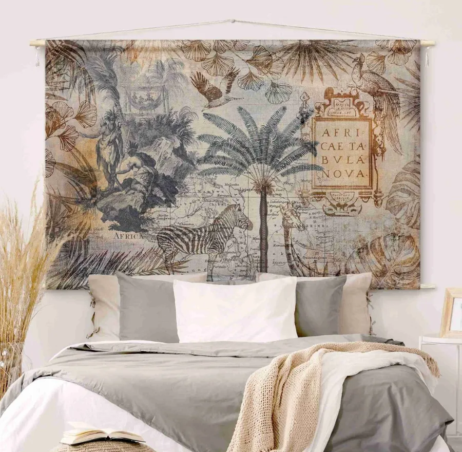 Großformatiger Wandteppich mit Vintage-Afrika-Karte und Tierillustrationen als textile Wandkunst im Schlafzimmer