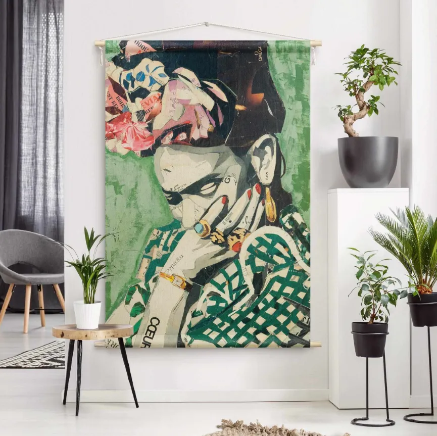 Moderner Wandteppich mit collageartigem Frauenporträt in Grün als textile Wandkunst im stilvollen Living-Bereich