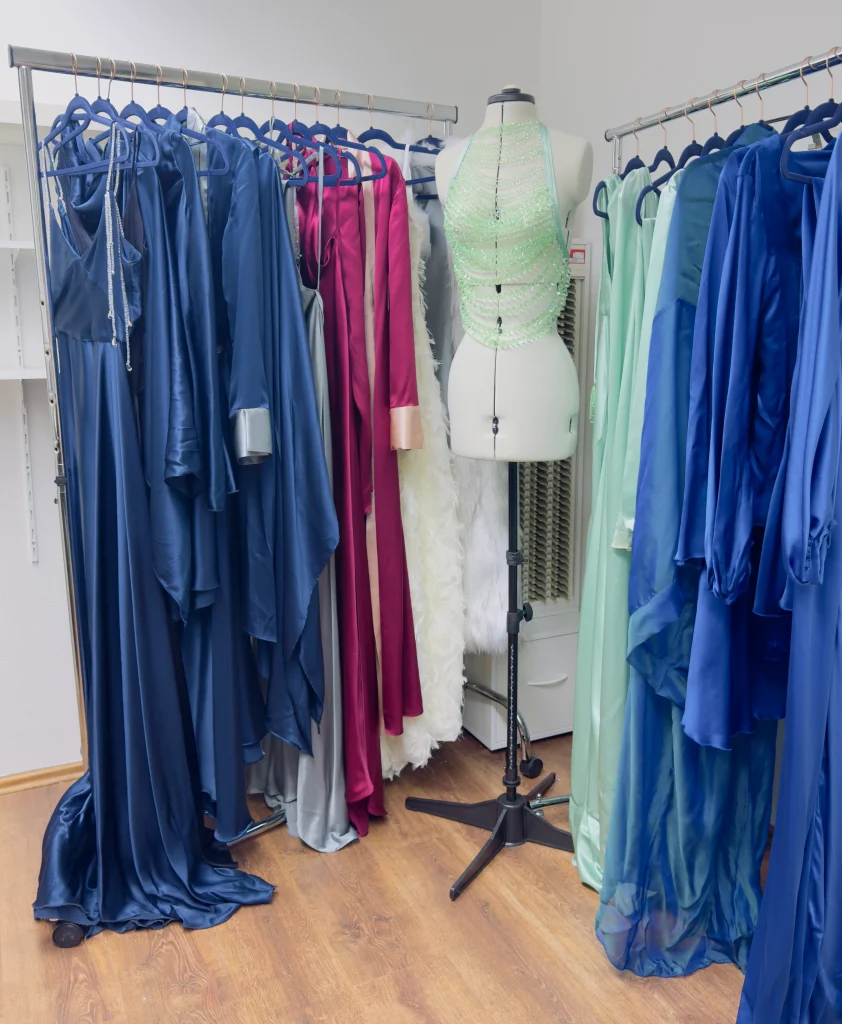 Seidenkleider und Seidenstoffe aus der Kollektion im Atelier