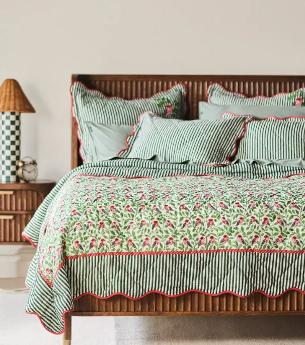 Iluka bedruckte gesteppte Tagesdecke von Anthropologie mit floralen Mustern in Grün und Rot