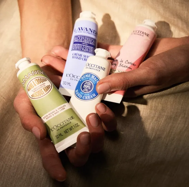 Handcremes zur t&auml;glichen Hand- und Nagelpflege, gehalten in den H&auml;nden als Teil einer pflegenden Nagelpflege-Routine.