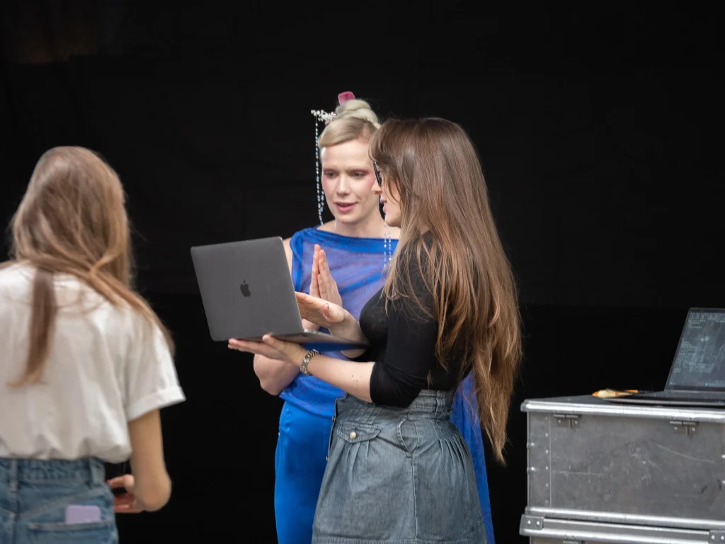 Abstimmung zu Entwürfen aus Seide während der Atelierarbeit