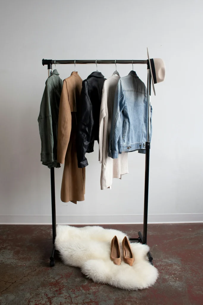 Minimalistische Capsule Wardrobe mit ausgewählten Jacken, Strick und Schuhen in neutralen Farben