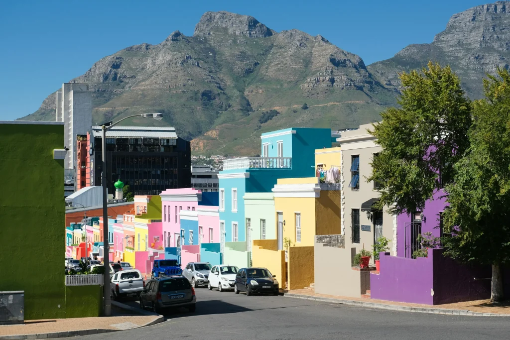 Bunte Häuser im Stadtteil Bo-Kaap in Kapstadt mit Blick auf den Tafelberg – eine der schönsten Städte der Welt